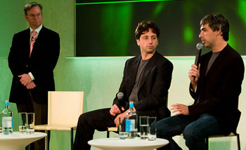 Eric Schmidt المدير التنفيذي لـ Google و مؤسسا الشركة Larry Page و Sergei Brin