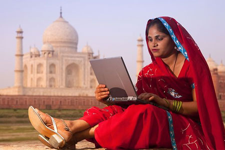 فتاة هندية تتصفح الانترنت
