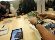 ipad-and-money_450×300 لبناني في الامارات يشتري أول نسخة للايباد الجديد … مقابل 300,000 دولار !!