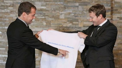 زوكربيرج يهدي رئيس وزراء روسيا ديمتري ميدفيدف قميصاً