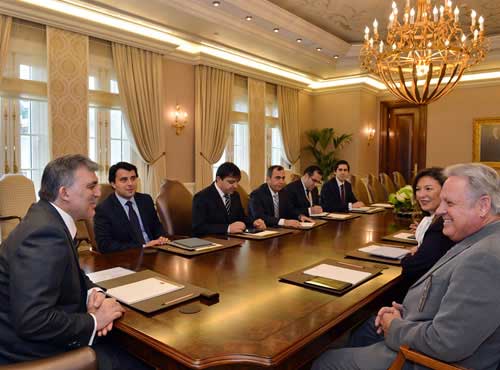 الرئيس التركي عبد الله غول مجتمعاً مع مدراء شركة آبل