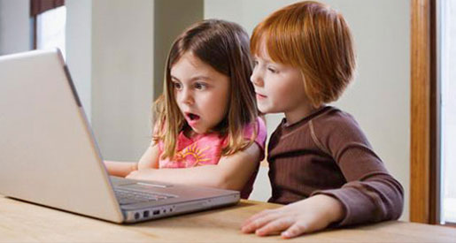 أطفال يتصفحون الإنترنت