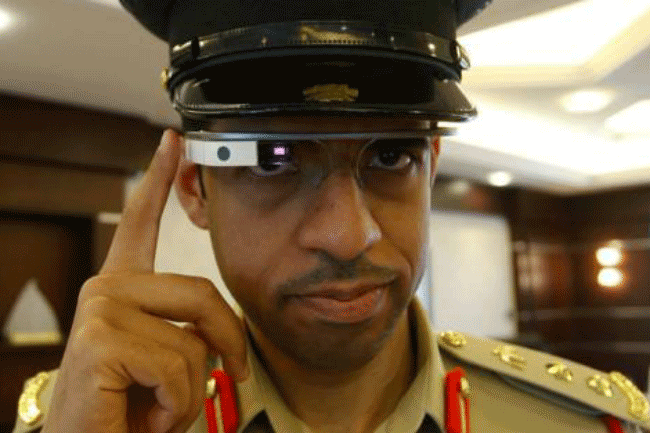 شرطة دبي تعتزم استخدام نظارة جوجل في إصدار الغرامات المرورية