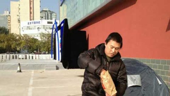 فتى صيني هو أول شخص ينام أمام متجر مايكروسوفت للحصول على جهاز Surface اللوحي