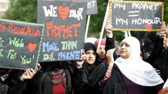 آلاف المسلمين يتظاهرون أمام مكتب شركة جوجل في لندن