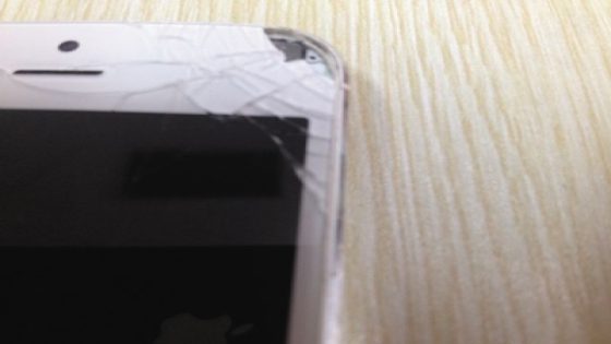 هاتف iPhone 5 ينفجر ويتسبب بجرح عين صاحبته !!