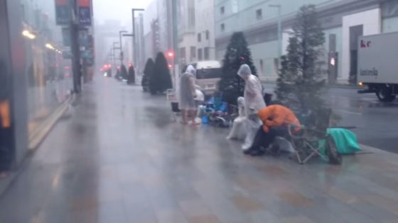 [شركة راقية] متجر أبل في طوكيو يدخل زبائنه داخل المتجر هروباً من المطر