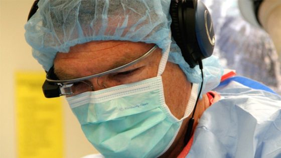 جراح أمريكي يرتدي “نظارة جوجل” أثناء عملية جراحية