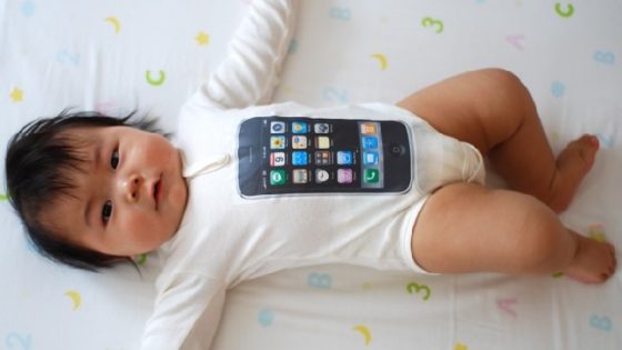 عائلة صينية باعت طفلتها من أجل شراء iPhone !!