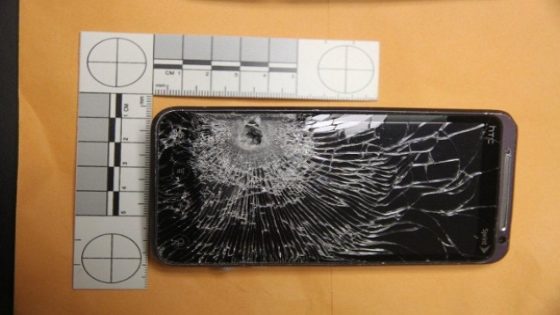 هاتف HTC ينقذ صاحبة من رصاصة مسدس