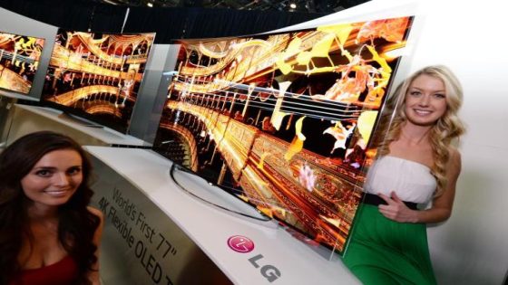 LG لديها ايضاً شاشة بحجم 77 أنش تتحويل من مسطحة إلى منحنية #CES2014