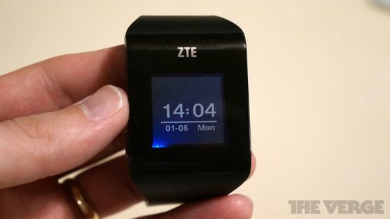 شركة ZTE تكشف عن الساعة الذكيّة ZTE BlueWatch خلال مؤتمر #CES2014
