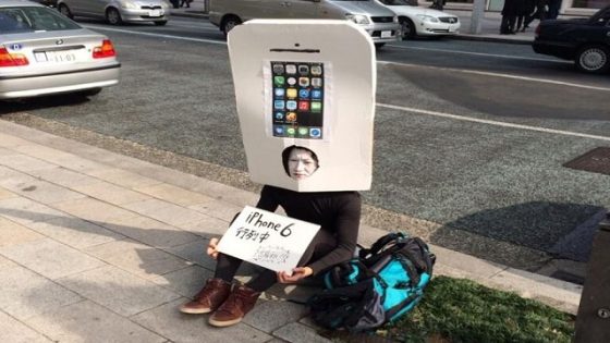 أحد عشاق أبل يحجز دوره أمام متجر بطوكيو لشراء أول هاتف “آيفون 6” !!