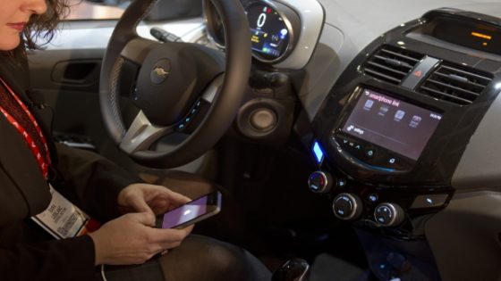 أبل تكشف عن نظام CarPlay للتحكم بشاشات السيارة