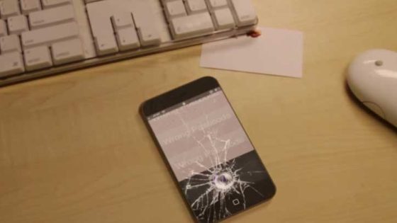 بالفيديو: سيري تفجر هاتفك الايفون 5 إن أخطأت بالباسوورد !!
